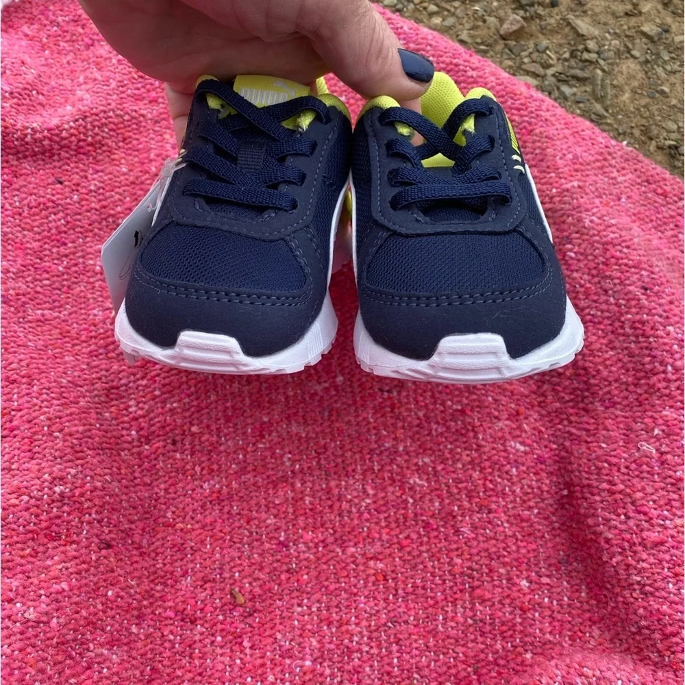 Kid size PUMAS! Unisex and so cute😎see pic for all the details ... brand NEW!!